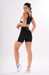 Shorts com recortes coloridos