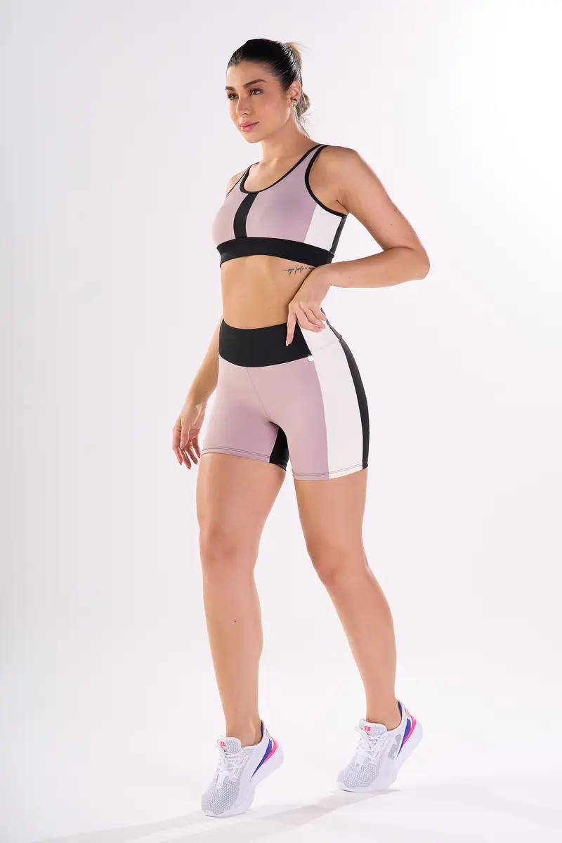 Shorts com recortes coloridos