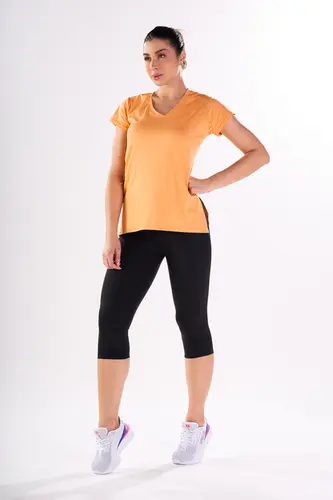 Blusa com degote V e aberturas nas laterais