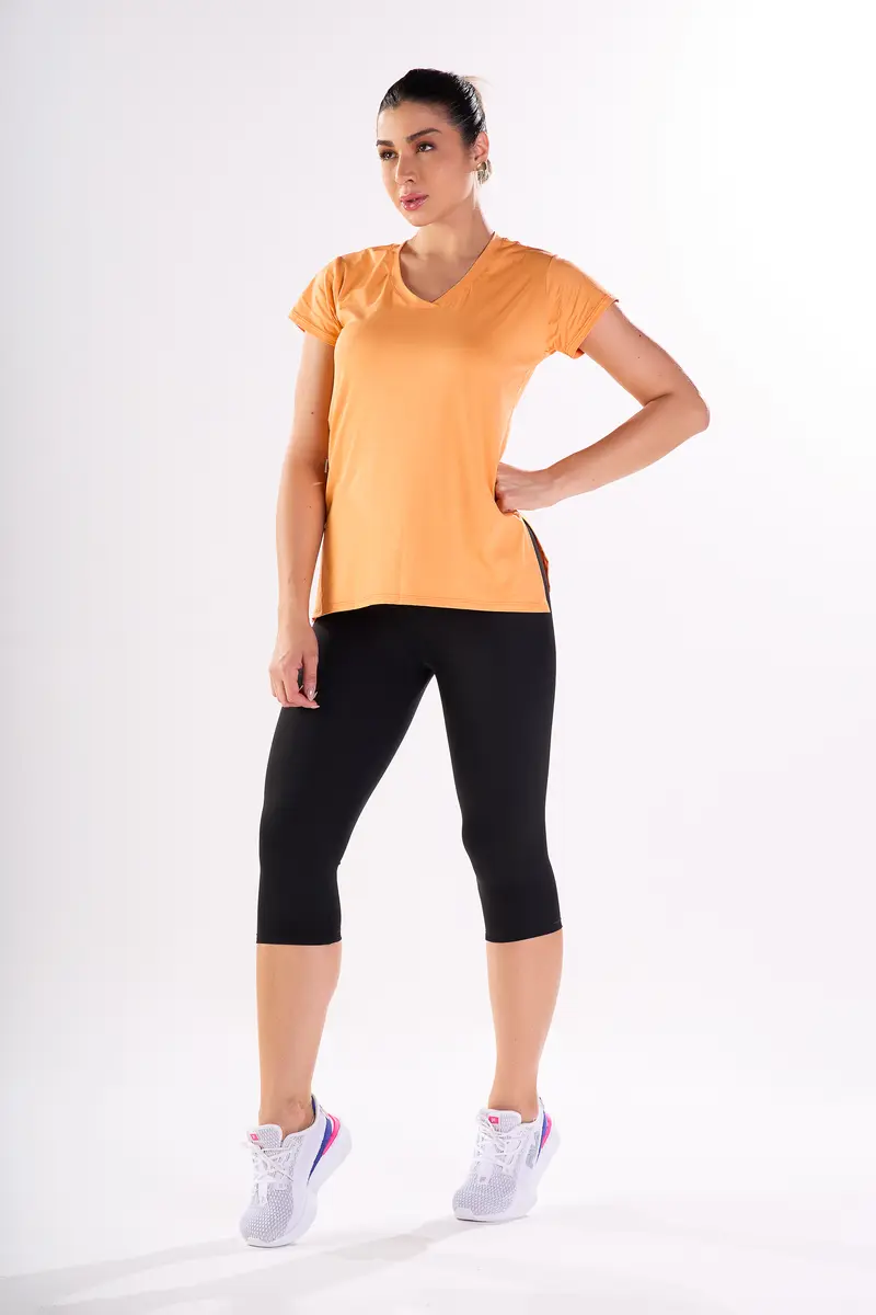 Blusa com degote V e aberturas nas laterais