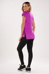 Blusa com decote V e aberturas nas laterais